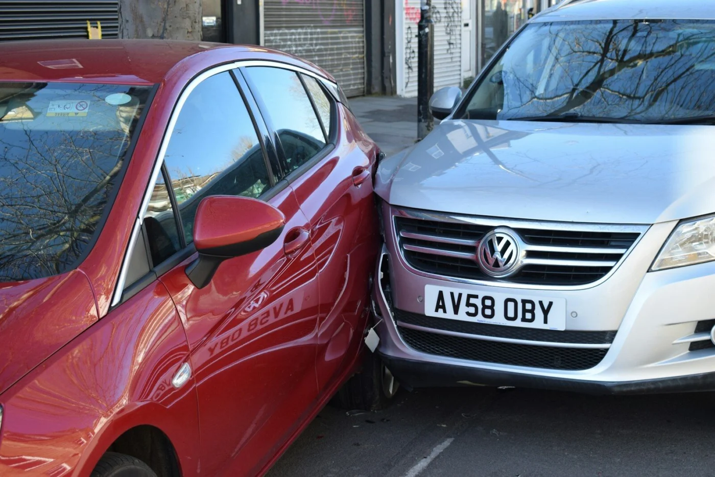 Deux voitures garées sur un parking